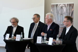 Andrea Büttner, Guido Assmann, Rolf Steinhäuser und Peter Füssenich (v.l.) vor dem Siegerentwurf.