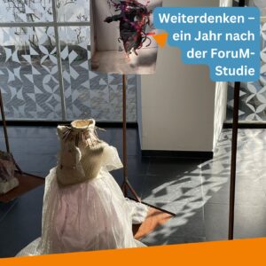 Tanz aus der Wunderkammer: Künstlerische Begleitung der Tagung durch Ulrike Oeter. Weiße Kinderkleider der Unschuld durchschreiten den Raum. Tanzende, springende Wesen voller Energie verzaubern. Schutzkleider und Mummenschanz treten in einen Dialog.