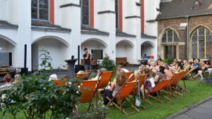 „Sommernächte“ - Auftaktveranstaltung des Jungen Campus zum Thema zivile Seenotrettung. Adrian Pourviseh las aus seiner eindrücklichen Graphic Novel „Das Schimmern der See“.