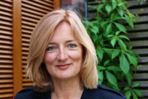Bernadette Calenberg ist als Qigonglehrerin freiberuflich im Bereich Gesundheit/Entspannung und in der Trauerbegleitung tätig. Sie arbeitet ehrenamtlich für den Kölner Verein TrauBe (Trauerbegleitung für Kinder, Jugendliche und junge Erwachsene).
