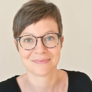 Dr. Christina Münk ist Philosophin und Heilpraktikerin für Psychotherapie. Seit 15 Jahren leitet sie Veranstaltungen zur persönlichen Entwicklung und bewussten Lebensführung.