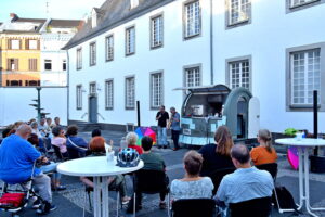 MAK-Leiter Pfarrer Dr. Martin Bock und Verwaltungsmitarbeiter Matthias Franke interpretierten John Lennons Song „Imagine“.